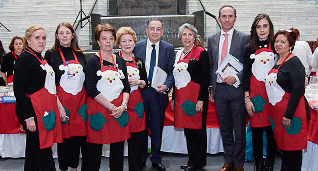 Integrantes del voluntariado con directivos de M�dica Sur