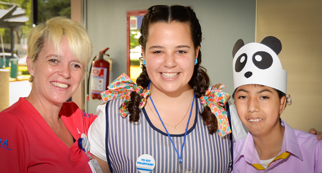 Voluntaria juvenil con voluntaria y ni�o